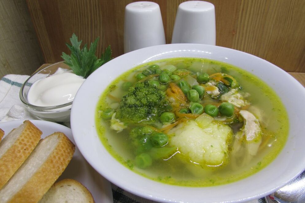 Fleischbrühe mit Blumenkohl und Brokkoli