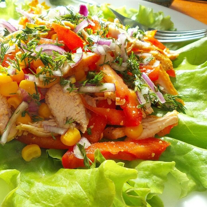 Gemüsesalat mit Hühnchen