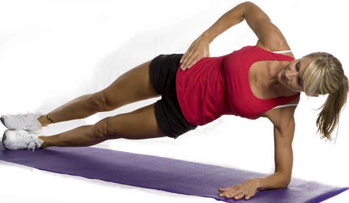 Seitlicher Plank eine Übung, um den Bauch und die Seiten zu verschlanken