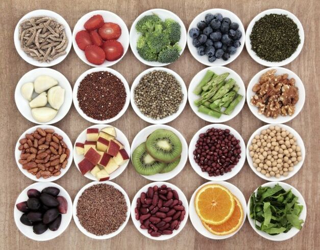 Eine Vielzahl von Ernährungsprodukten auf Gerichten